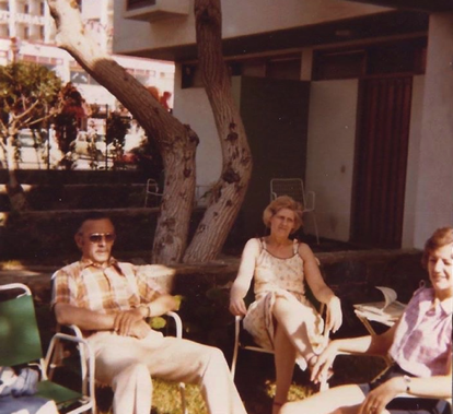 Marietje Verbeek met haar man Nico verbeek en dochter Antoinette 1973, genieten van de vakantie in Spanje